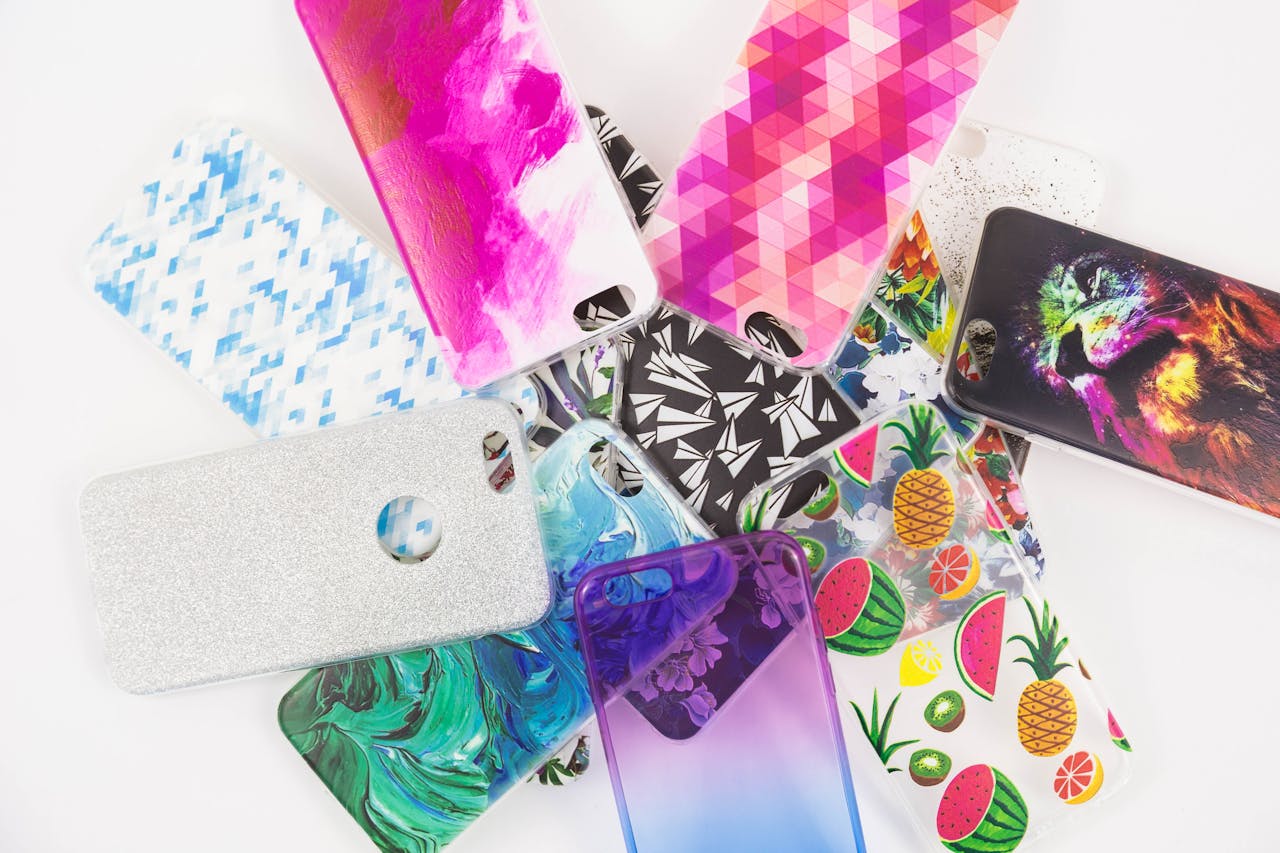 services-02 Colorful and decorative phone cases in various patterns and designs.